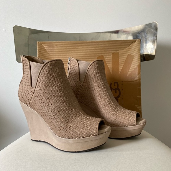 Ugg Estelle Leather Wedge - Picture 1 of 4